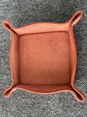 NWOT, HOLLY HUNT, PIGSKIN SUEDE LEATHER CATCHALL